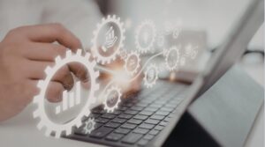 Ilustração de engrenagens sobre teclado de computador