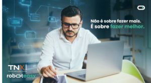 homem diante do notebook 