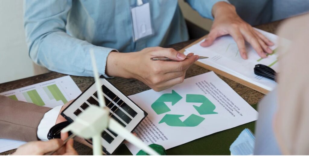 homem anaalisando documentos