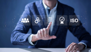 ilustração pofisisonal masculino apontando simbolos de qualidade como ISO e selos de reconhecimento