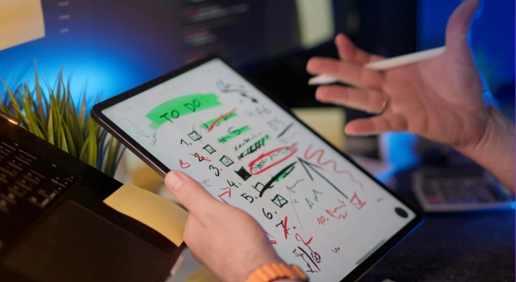 tablet na mão de um profissional com lista de checagem de tarefas