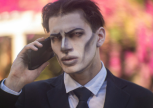 executivo com maquiagem de branca e cnza lembado sreses zumbis