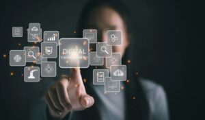 pessoa usando uma tela touch screen